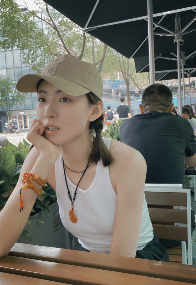 2020年,baby主演的热播网剧《摩天大楼》,高睿菲儿也有参演,今年