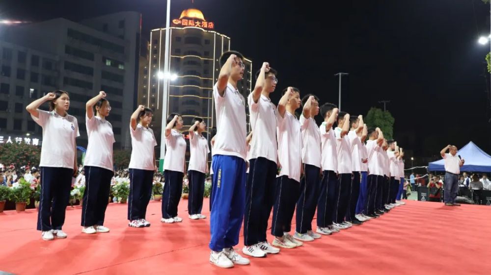 弘扬五四精神我们正青春连州中学举行五四文艺晚会