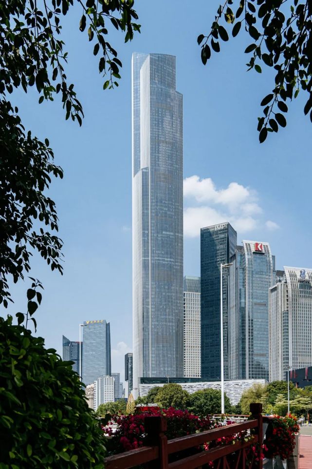 在广州财富中心珠江新城有人拿着140万分红当保安