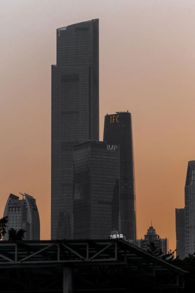 在广州财富中心珠江新城,有人拿着140万分红当保安