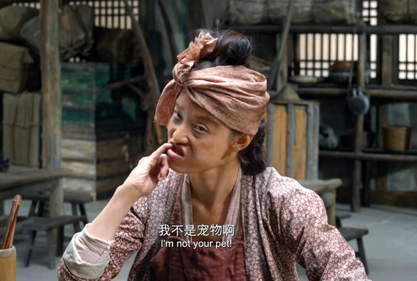 不仅大龅牙,眯眯眼,还有一脸的麻子,在配合上她故作猥琐的表情,以及挖