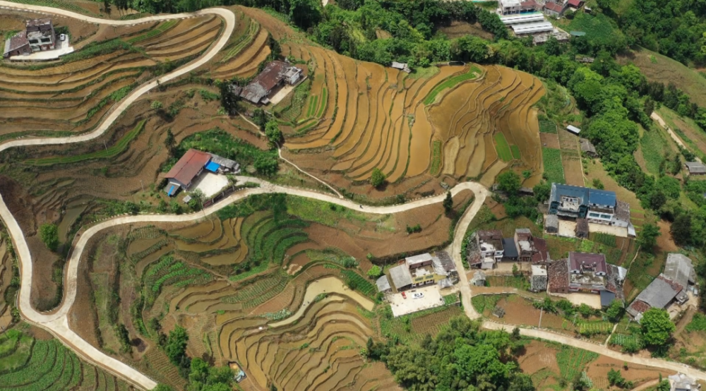 近段时间正是春耕生产的农忙时节,在盐津县庙坝镇石笋村的田间地头