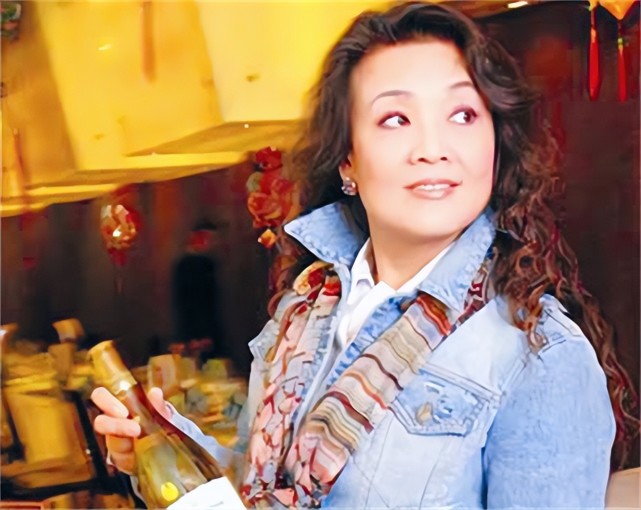 俏江南张兰:开餐厅杀蛇无数身家达25亿,亲弟被杀,破产后开直播