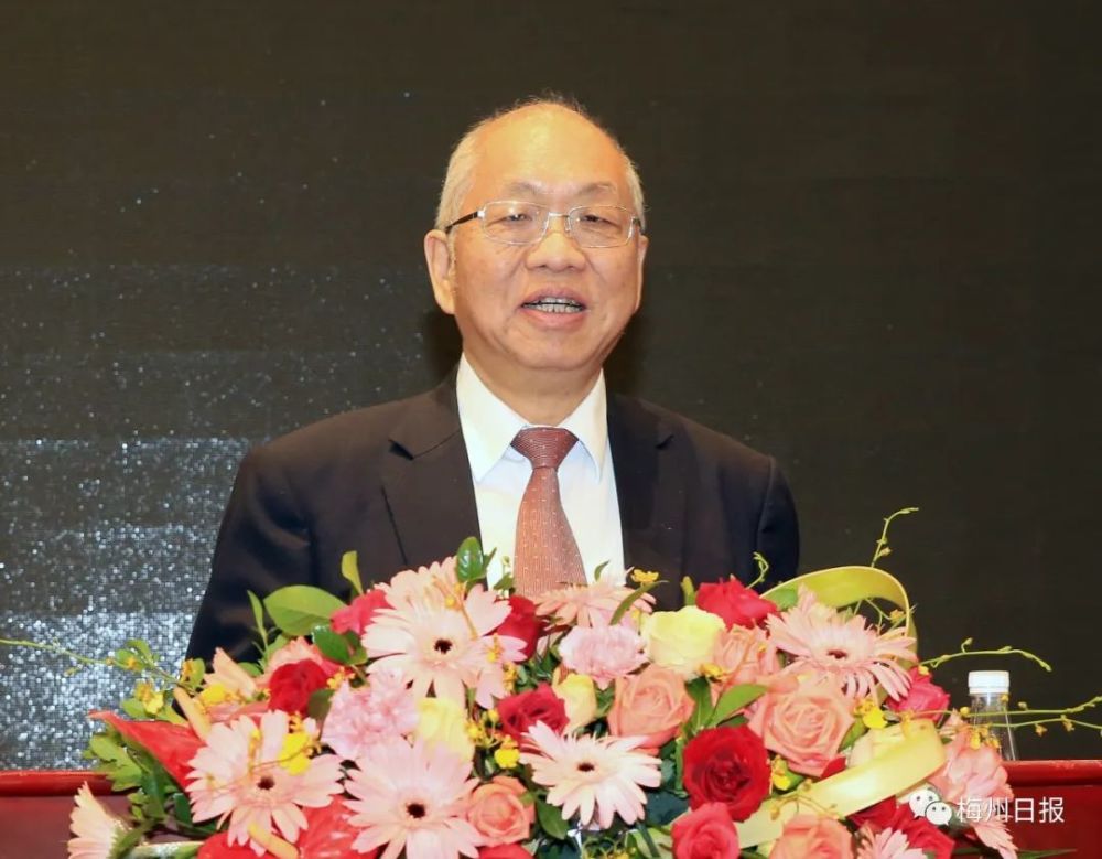 丘成桐院士全职入职清华大学!今晚院士"开讲啦"…_腾讯新闻