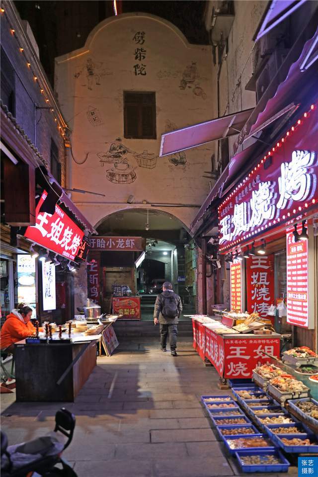 青岛有座美食一条街劈柴院历尽百年沧桑承载着一座城市的记忆