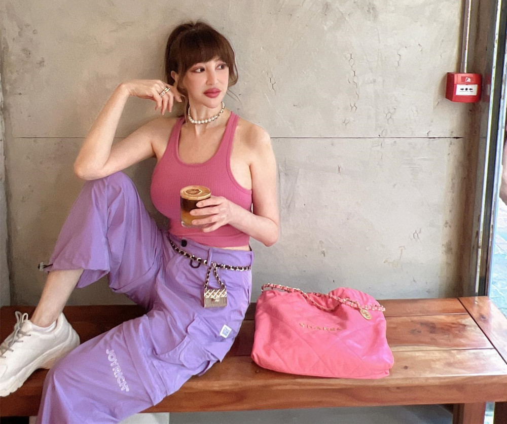 富婆薛芷伦秀身材,与小19岁男友分手后单身多年,独居亿元豪宅_腾讯