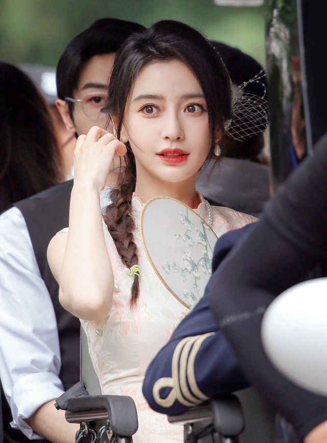 angelababy《萌探2》路透来袭,穿旗袍尽显灵动,33岁美如画