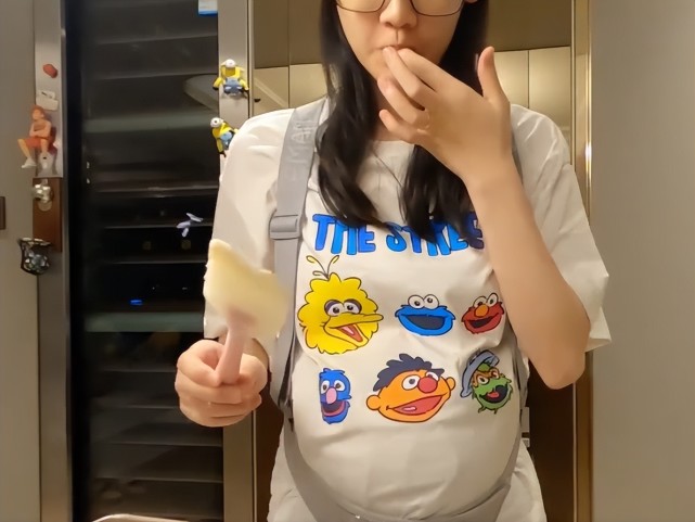 郑恺老婆苗苗隔离生活太真时!抢菜抢到手抽筋,徒手抓饼很随意