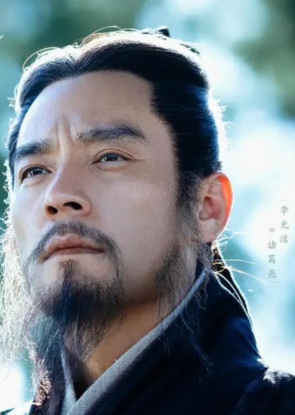 李光洁饰演的诸葛亮越到后面,演技越出乎意料地好,他和小荀诩聊天的