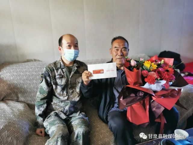 因公犧牲軍人,病故軍人遺屬)統一製作頒發的優待證,以紅色為基調,正面