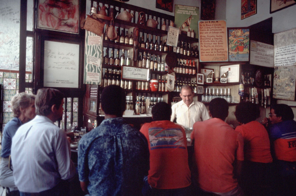 老照片 古巴最有名的酒吧 海明威和卡斯特罗都是这里的常客_腾讯新闻