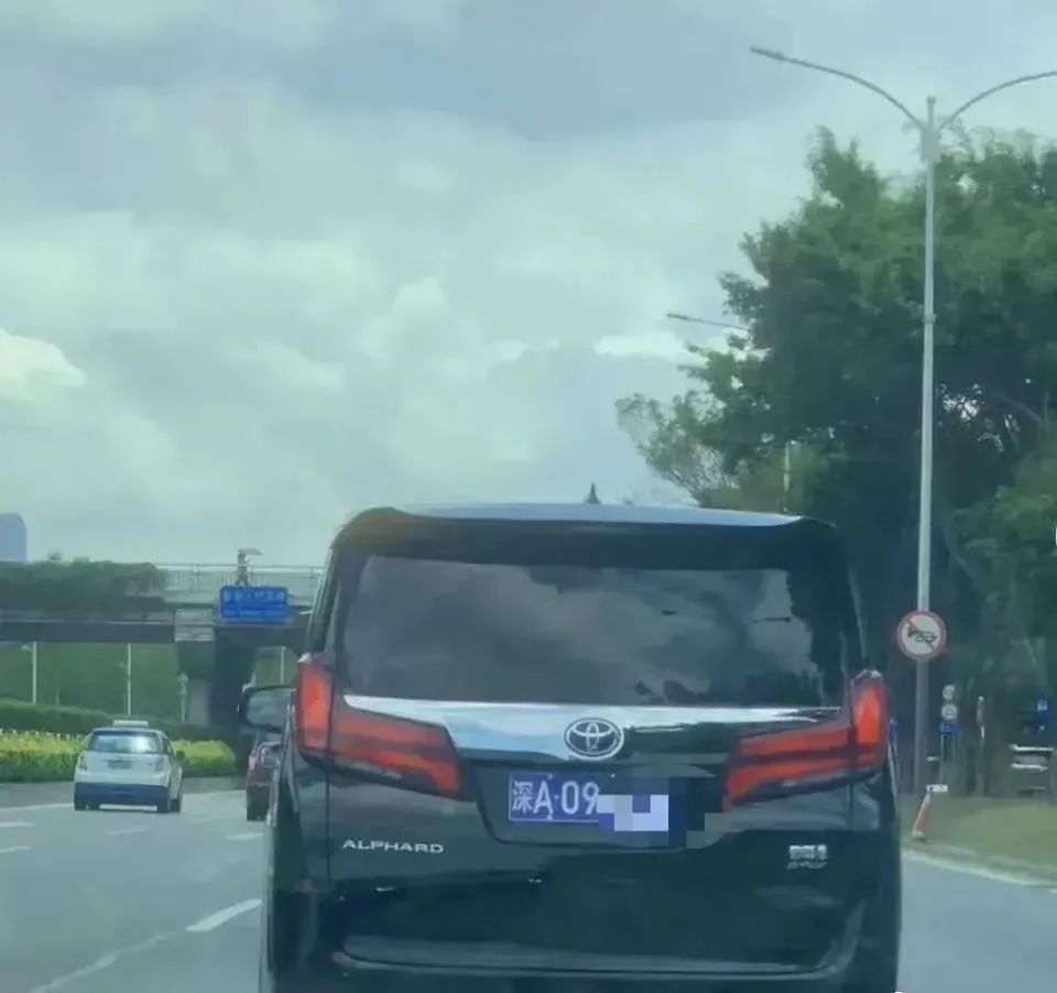 深圳街头出现深a车牌深圳交警回应了