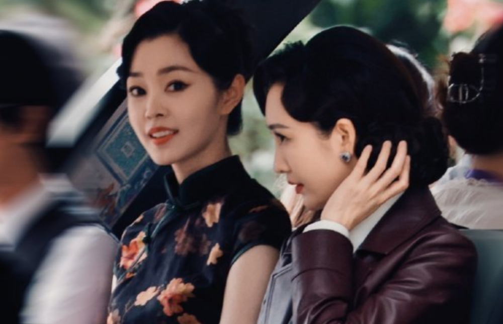 王鸥宋轶重现伪装者扮相7年友情不变却映射出剧组难重聚