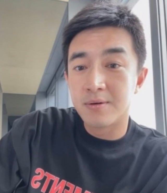 当天林更新穿着黑色t恤出镜,整个人看上去似乎是素颜,嘴唇颜色非常淡