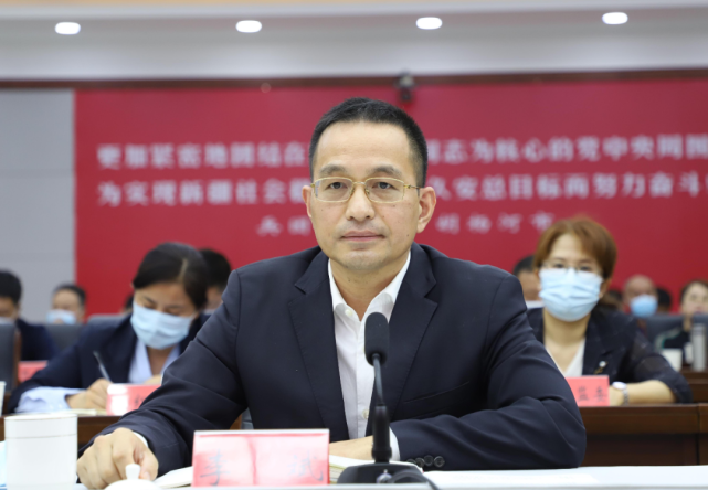 李斌主持七师胡杨河市安全生产电视电话会议