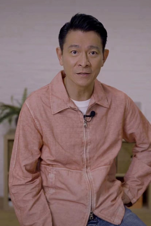 60岁刘德华赤脚在家拖地,睡2000元床用廉价拖把,豪宅曝光笑开怀_腾讯