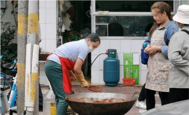 昆明最美老闆娘賣餛飩40年,10元1碗現包現煮,味道就是最大底氣