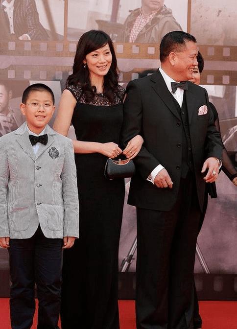 64岁万梓良定居小县城!住130万洋房太便宜,排队做核酸接地气