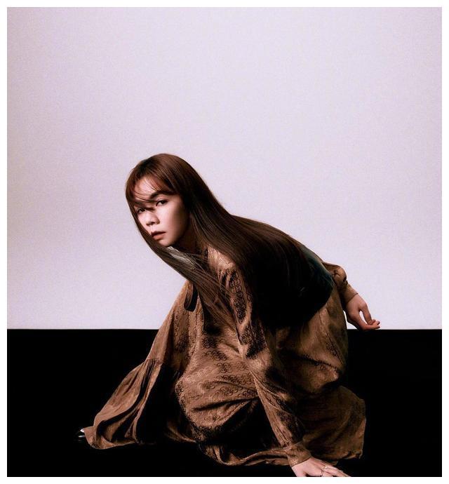 ella陈嘉桦久违拍时尚大片,牛仔马甲秀精致小蛮腰,珍珠耳饰惹眼_腾讯