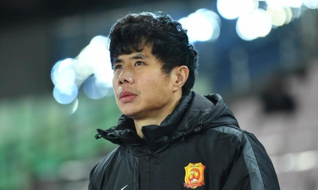 蒿俊闵选择了返回老家武汉踢球,令人唏嘘的是,就在他转会离开的那个