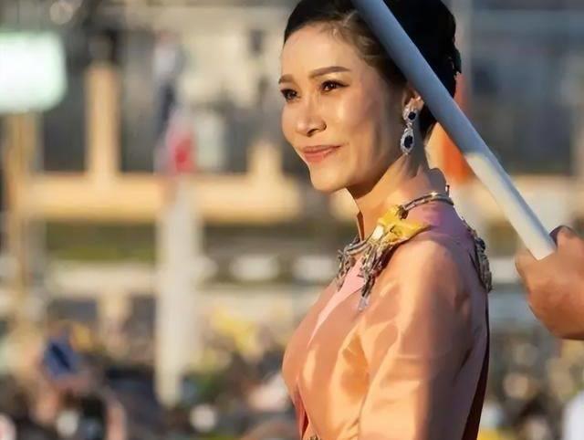 诗妮娜活动照生图出镜素颜憔悴满脸痘印褪去妆容肤色黝黑