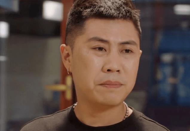 说回到自扇耳光的短视频:朱星澎出现在了三亚,身穿黑色t恤,戴着黑色