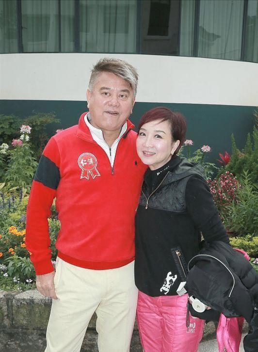 陈百祥黄杏秀结婚42年还这么恩爱,穿休闲装舒适大方,似普通夫妻