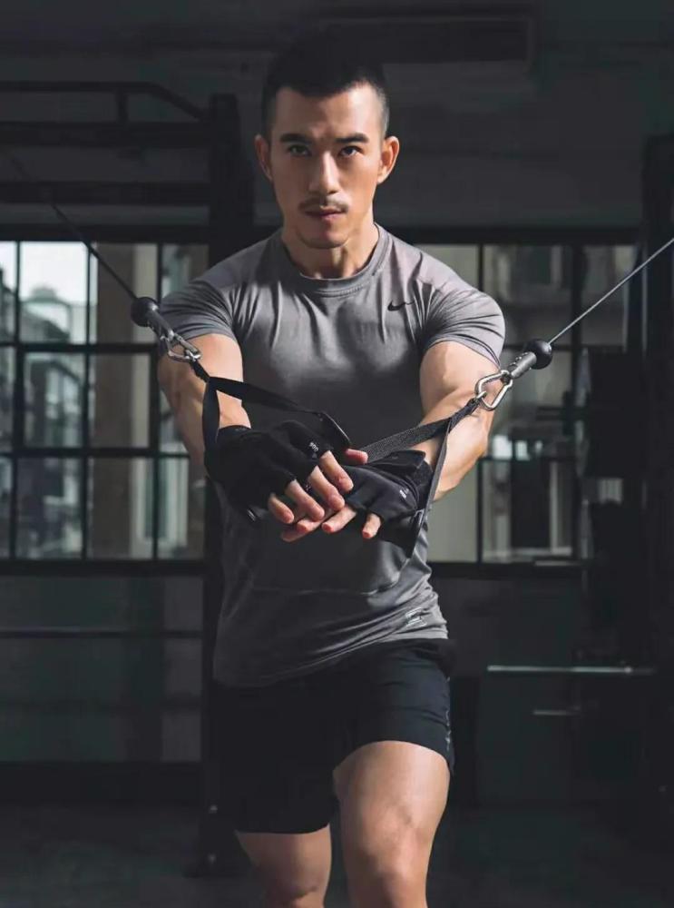 肌肉男神纪言恺健身房展现男人的力量纪律自律是魅力的源泉