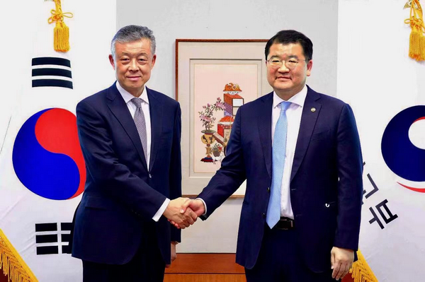 刘特代表示,中方始终把中韩关系放在外交全局重要位置,愿以建交30年为