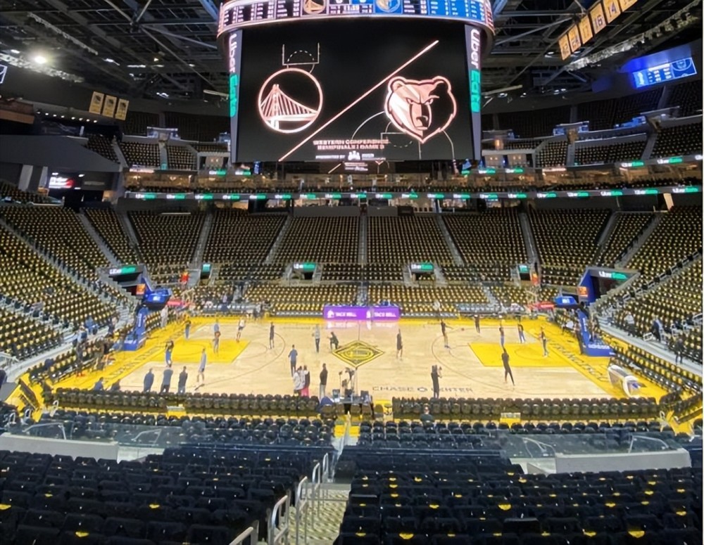 这场比赛,勇士主场发放了主题t恤,主色调为深蓝色,中间带有金色logo.