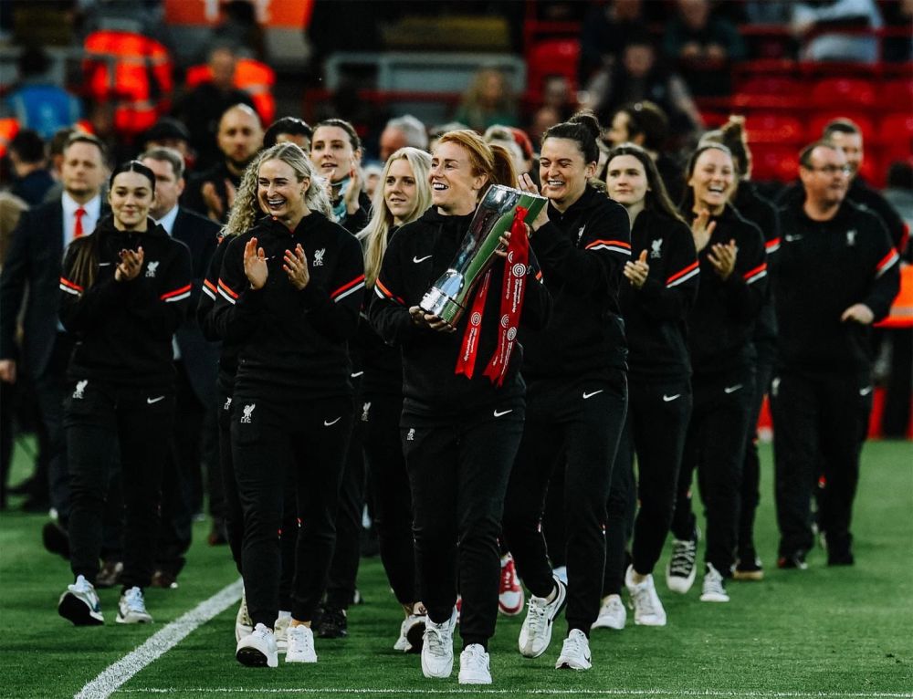 利物浦女足联赛冠军奖杯在安菲尔德球场展示组图