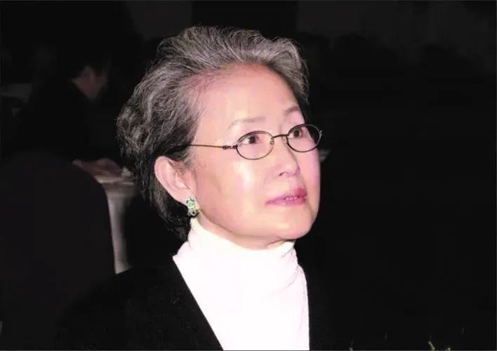 著名作家,两届茅盾文学奖得主张洁自小与母亲相依为命,经历了不少坎坷