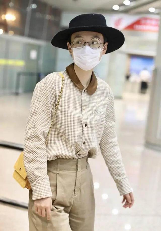 吴倩现身机场,又戴帽子又戴口罩,还是难掩"憔悴感"