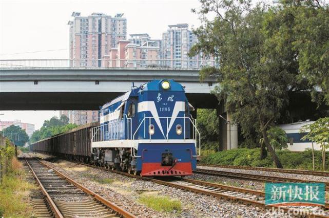 2012年广钢铁路运输货物的火车.