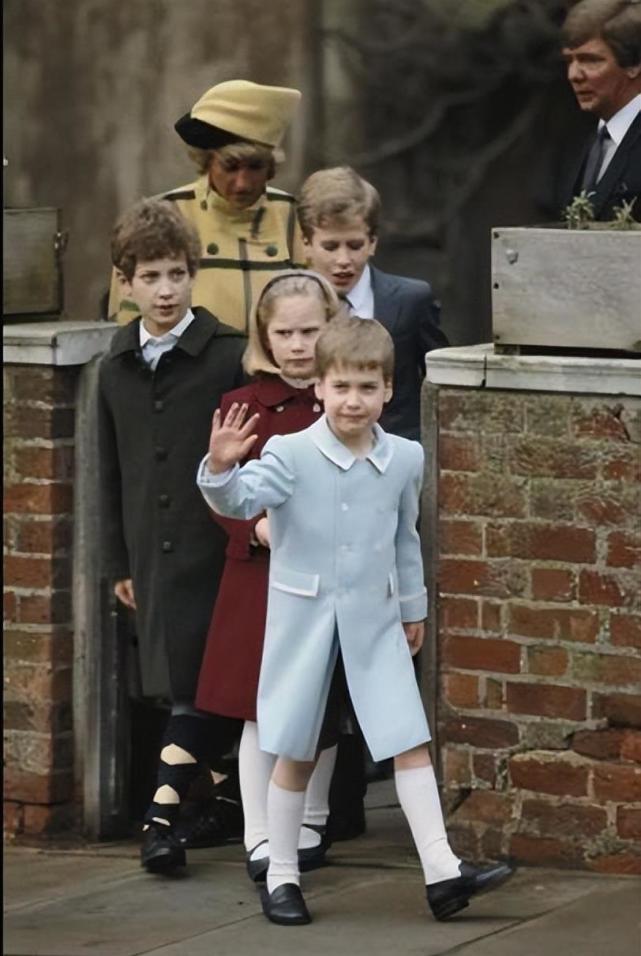 (zara tindall) 在巴爾莫勒爾城堡 (balmoral castle) 玩耍