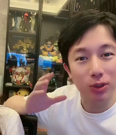 李明霖直播称,ks把自己以前被封的作品都给解封了,把前四年的作品都给