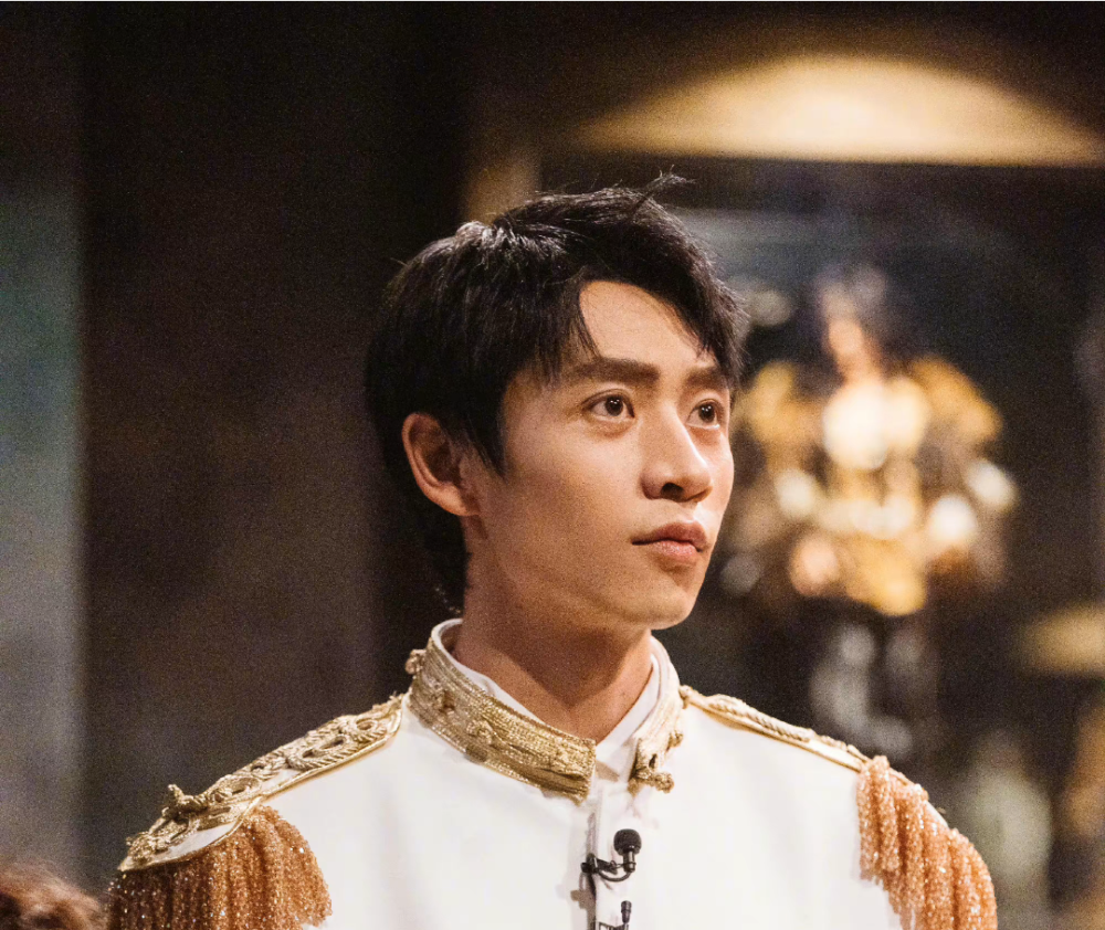 魏晨是1986年出生于甘肃兰州,小时候的他就十分迷恋唱歌跳舞.