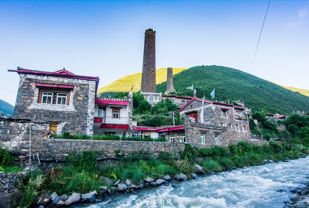 比起甘孜州的首府康定市,马尔康的知