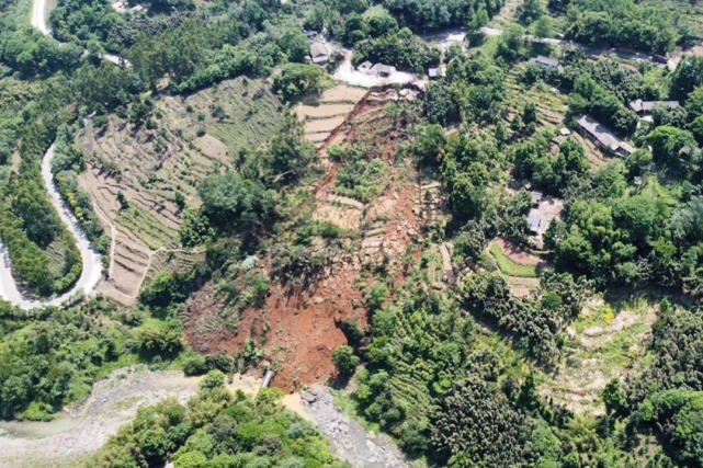 通报对该队在峨眉山市九里镇兴阳村4组陈教坡滑坡地质灾害成功避险