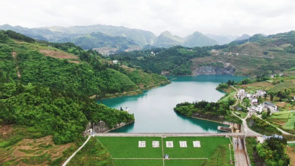 官仓镇公平村交界处位于桐梓县燎原镇大关社区坛子口水库这里山岸水阔