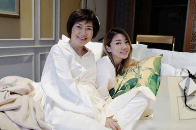 在毕业后回国从事时尚行业,后来更是成了迪奥的大中华区副总裁和总裁