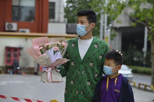 母亲节当天,张新芳的丈夫王东带着儿子送祝福张新芳给儿子鼓励张新芳