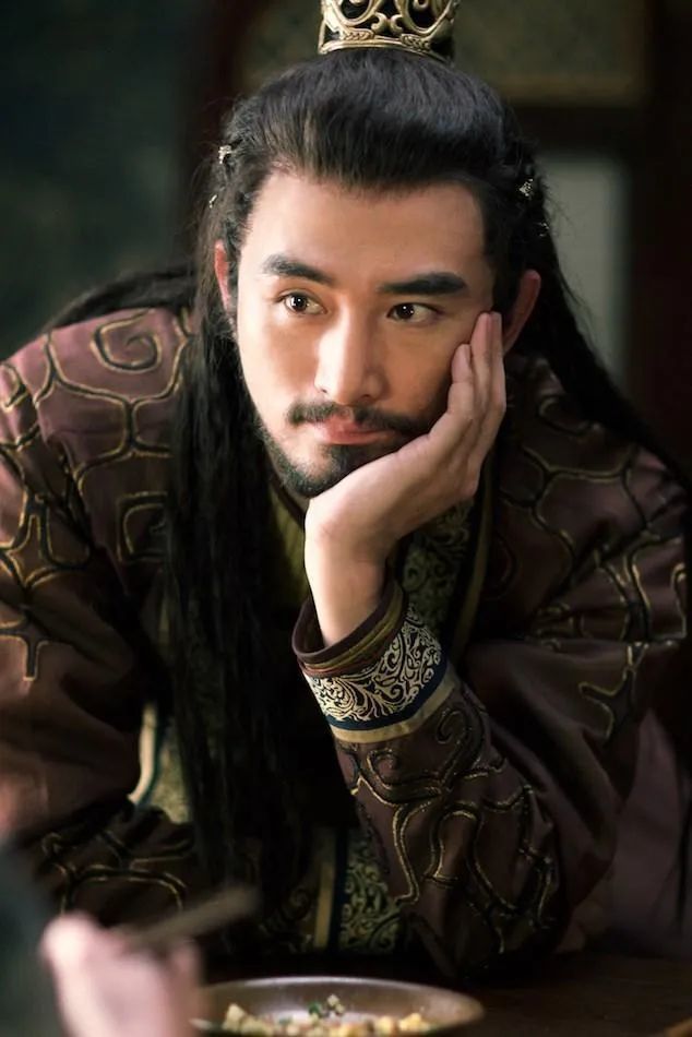 城府极深的魔尊玄一;亦可以是脱于俗世的派别掌门人;或者是蝙蝠般蛰伏