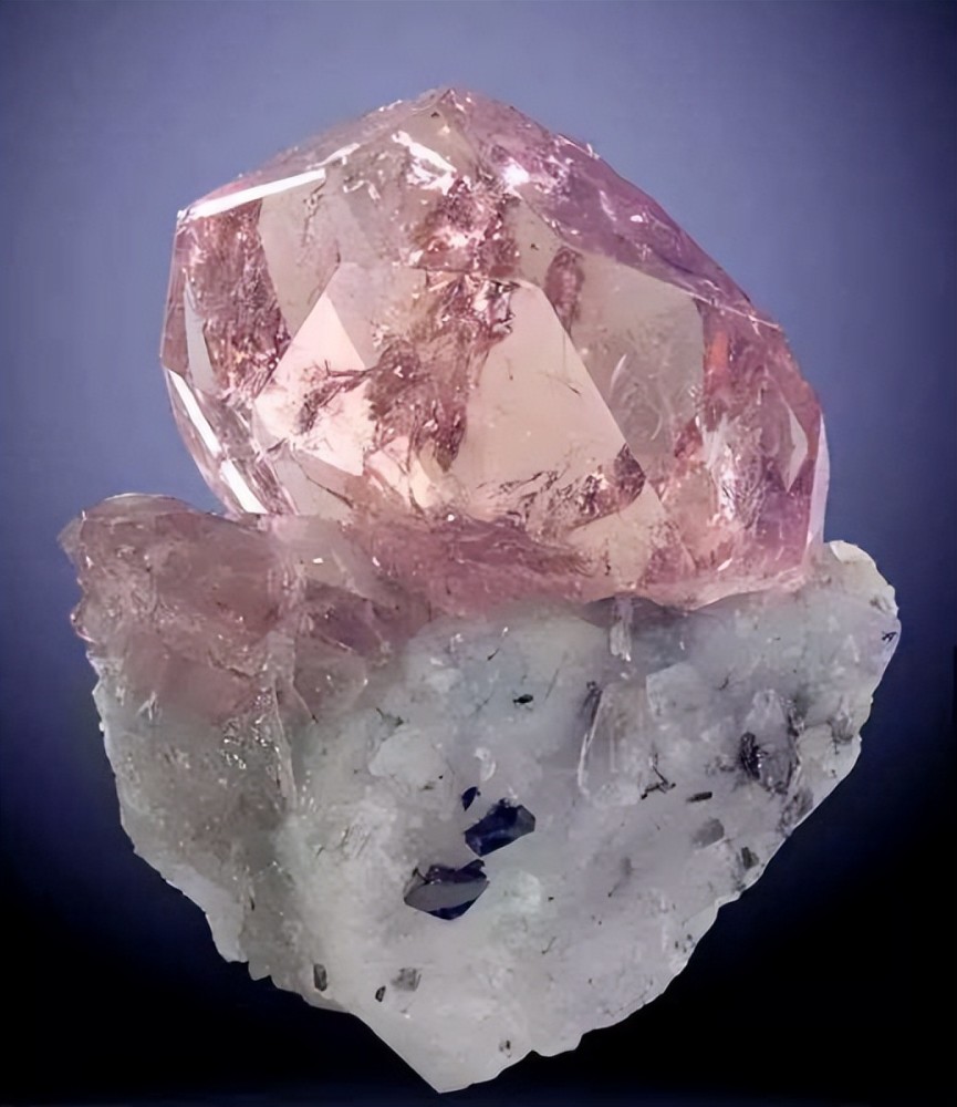 「摩根石」(morganite)是少有的天然呈粉紅色的寶石,與祖母綠,海藍