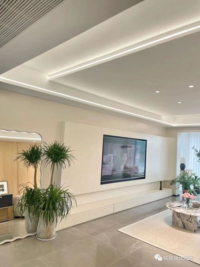 也是最简单的,没有做双眼皮那些,还是一句话,越简单越好打理悬空下吊