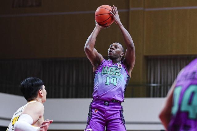 辽篮不敌山西 遭遇赛季首败|10分3帽！辽篮首秀暴露短板，防守不如莫兰德。 杨明求援