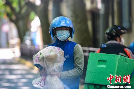 上海母亲节配送员配送鲜花