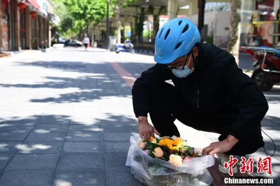 上海:母亲节配送员配送鲜花