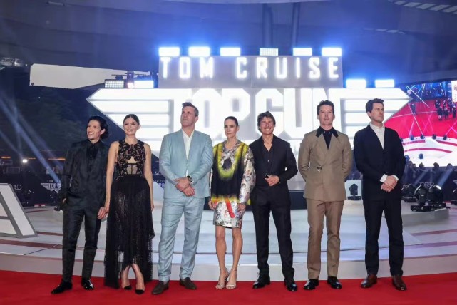 壮志凌云2首映59岁阿汤哥黑色西装超有型网友老了还是帅的