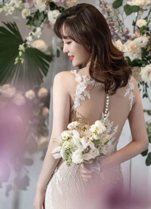 安徽主持人余声晒抱儿子的视频,面带微笑心情好,称自己要更坚强